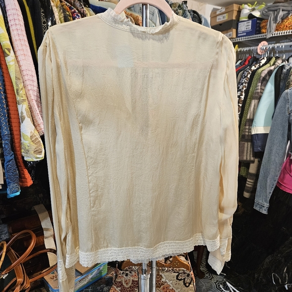 Elegant Cream Lace And Silk Vintage Blouse - Picture 2 of 6